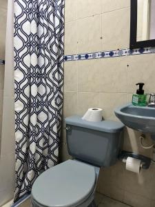 uma casa de banho com um WC e um lavatório em Way Maker sede 2 em Bogotá