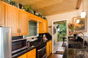 Kuchyň nebo kuchyňský kout v ubytování Hana Kai Maui - #1 Waikaloa Oceanfront 1BR