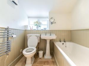 Ванная комната в Rose Lea Cottage +19 фотографий