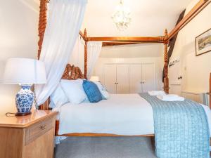 Кровать или кровати в номере Rose Lea Cottage