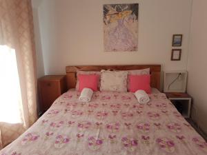 una camera da letto con un grande letto con cuscini rosa di Adnna Home a Bihać