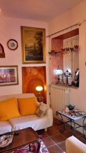 a living room with a couch and a table at La casa di Paola in San Gemini