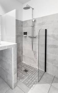 y baño con ducha y lavamanos. en Appartements 4 étoiles - Les Hauts du Fort en Beau Soleil