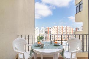 un tavolo e sedie su un balcone con vista di Cruzeiro - Silhueta Citadina a Portimão