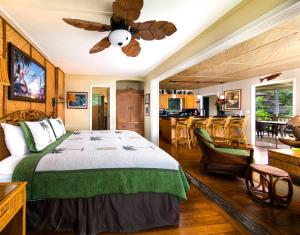 Postel nebo postele na pokoji v ubytování Hana Kai Maui - #1 Waikaloa Oceanfront 1BR