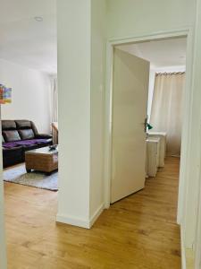 una puerta abierta a una sala de estar con sofá en Stolac Center - Modern Apartment en Stolac