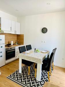 cocina con mesa y sillas en una habitación en Stolac Center - Modern Apartment en Stolac