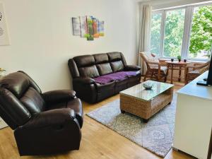 sala de estar con sofá de cuero y mesa de centro en Stolac Center - Modern Apartment en Stolac
