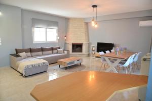 亚历山德鲁波利斯Marinique Apartment的客厅里有一张沙发和一张桌子。