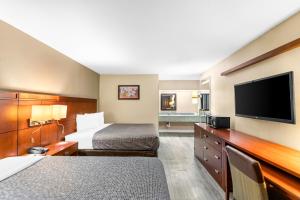 Habitación de hotel con 2 camas y TV de pantalla plana. en Econo Lodge Texarkana I-30, en Texarkana