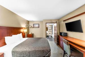 Habitación de hotel con cama y TV de pantalla plana. en Econo Lodge Texarkana I-30 en Texarkana - Texas