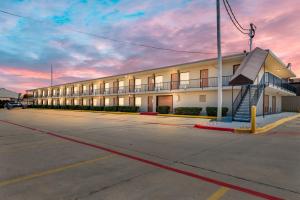 ein leerer Parkplatz vor einem Gebäude in der Unterkunft Econo Lodge Texarkana I-30 in Texarkana - Texas