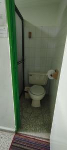 瓜塔佩的住宿－Hotel Casa Verde Guatapé，一间带卫生间和一卷卫生纸的小浴室
