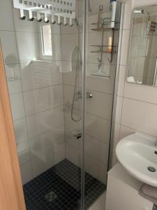 een badkamer met douche en wastafel bij Nele in Klütz