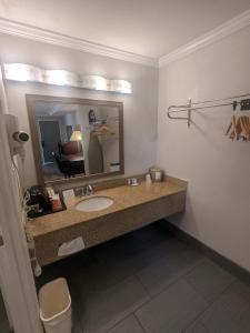 uma casa de banho com um lavatório e um espelho em Quality Inn Downtown Helen em Helen