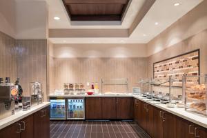a large kitchen with aasteryasteryasteryasteryasteryasteryasteryasteryasteryasteryastery at Residence Inn by Marriott Los Angeles Pasadena/Old Town in Pasadena