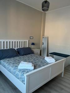 una camera da letto con un letto e due asciugamani di GoodAngel House a Napoli