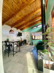 ein Esszimmer und ein Wohnzimmer mit Holzdecke in der Unterkunft Bosques de ñires in Ushuaia