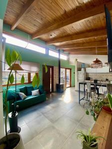 een woonkamer met een groene bank en een tafel bij Bosques de ñires in Ushuaia