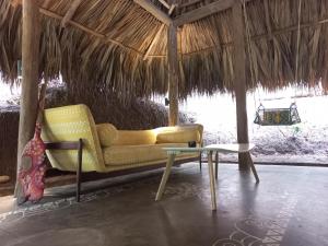 - un salon avec un canapé et une table dans l'établissement Magdalena Beach House, à Los Naranjos