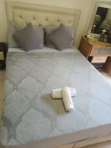 Una toalla puesta en una cama en un dormitorio en Appartement Marrakech, en Marrakech