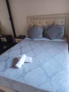 Una cama con una toalla enrollada. en Appartement Marrakech, en Marrakech