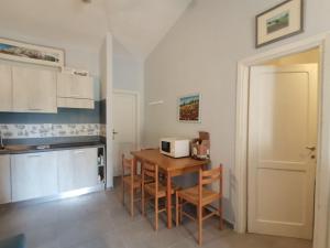 A kitchen or kitchenette at Casa di Giò - Bilocale con giardino