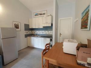 A kitchen or kitchenette at Casa di Giò - Bilocale con giardino