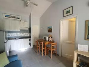 A kitchen or kitchenette at Casa di Giò - Bilocale con giardino