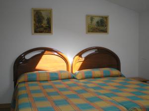サラゴサにあるApartamentos Zaragoza Centroのベッドルームに木製ヘッドボード2つ付きのベッド1台