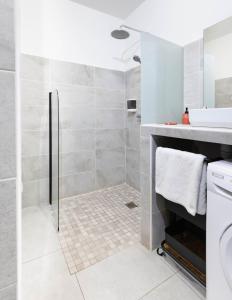 a bathroom with a shower and a sink at Appartements 4 étoiles - Les Hauts du Fort in Beau Soleil