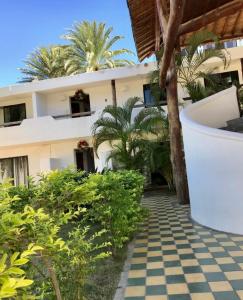 een resort met een geruite vloer voor een gebouw bij Hotel The Winds Of Margarita in El Yaque