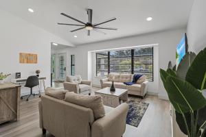 Χώρος καθιστικού στο Large Outdoor Living Space, Pool Table and Heated Pool - Oasis of Port Charlotte - Roelens