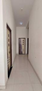 un pasillo vacío con paredes blancas y una puerta en OYO Flagship Hotel Royal Galaxy, en Nagpur