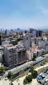 メキシコシティにあるホテル ロイヤル レフォルマの建物のある街並み