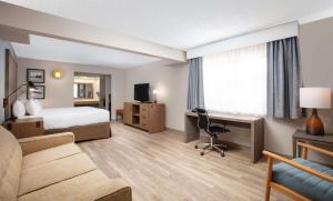 Habitación de hotel con cama y escritorio en Best Western Plus King's Inn and Suites en Kingman