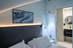 um quarto com uma cama e uma televisão montada na parede em Best Western Alba em Nice