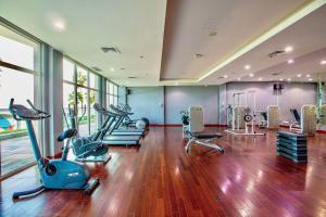 un gimnasio con cintas de correr y equipos de ejercicio en una habitación en Radisson Blu Resort, Fujairah en Dibba