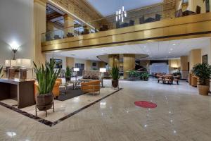 eine Lobby eines Hotels mit Stühlen und Tischen in der Unterkunft Drury Plaza Hotel San Antonio Riverwalk in San Antonio