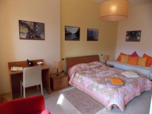 sypialnia z łóżkiem, biurkiem i krzesłem w obiekcie B&B Soli D'oro w mieście Casarano