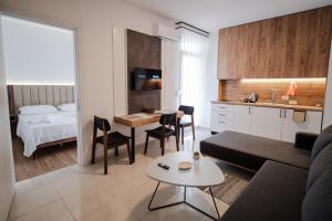 Kuchyň nebo kuchyňský kout v ubytování FUYA Apartments