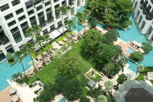 una vista aérea de un edificio con un patio con árboles en Siam Kempinski Hotel Bangkok - SHA Extra Plus Certified en Bangkok