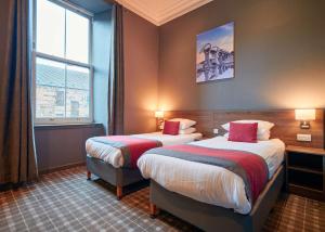 Gulta vai gultas numurā naktsmītnē Best Western Glasgow Hotel