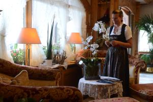 Oaspeți care stau la Hotel Letizia