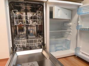 een koelkast met een vaatwasser erin bij Stuttgart City Apartment in Stuttgart