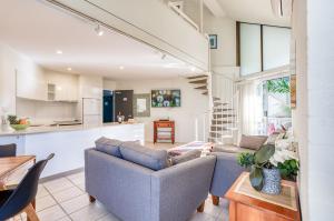 uma sala de estar com um sofá e uma mesa em Ocean Breeze Resort em Noosa Heads