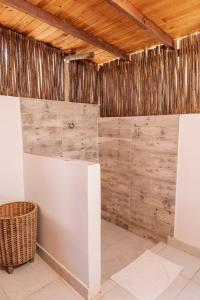 Paraíso Natural Ecohotel في سان برناردو ديل فينتو: غرفة بها جدار مغطى بالخشب