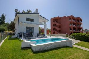 Bazén v ubytování Aura Beachfront Private Pool Villa nebo v jeho okolí