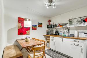 3 Mi to Downtown Portland Lush Flat with Fire Pit的厨房或小厨房