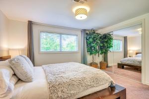 1 dormitorio con cama y ventana grande en Lush Portland Flat with Fire Pit, 4 Mi to Dtwn! en Portland